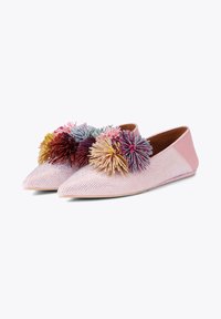 Roze versierde platte schoenen met meerkleurige pompons aan de voorkant. Voorzien van een puntige neus en een bovenwerk van een gestructureerde, glinsterende stof.