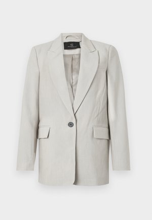 Vaaleanharmaa puku-takki, jossa on rakenteellinen muotoilu, sisältäen yhden mustan napin, kaksi etutaskua ja viistokaula-aukon. Sileä kangas.