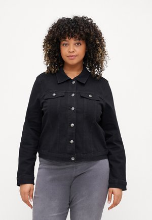 Jachetă din denim negru cu guler, închidere cu nasturi în față și două buzunare pe piept. Material texturat, design scurt și nasturi argintii.