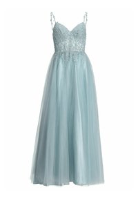 Robe de soirée bleu clair avec un corsage ajusté en perles et une jupe en tulle transparent. Les bretelles spaghetti et les délicates embellissements mettent en valeur le design.