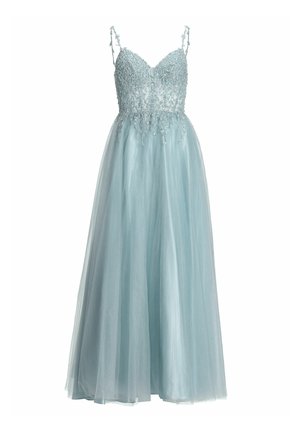 Jasnoniebieska suknia wieczorowa z dopasowaną, koralikową górą i przezroczystą spódnicą z tiulu. Ramiączka spaghetti i delikatne ozdoby podkreślają design.