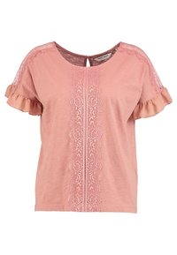 Rosa kortärmad blus med central blommig spetspanel, spetsdetaljer på axlarna och volangkanter på ärmarna.