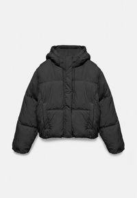 Veste matelassée noire avec capuche et cordons, manches longues et poches avant, présentée sur un fond clair uni.