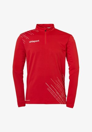 Rød sports-pullover med en kvart-zip krave, lange ærmer og hvide diagonale linjemønstre på venstre side; lavet af åndbart stof.