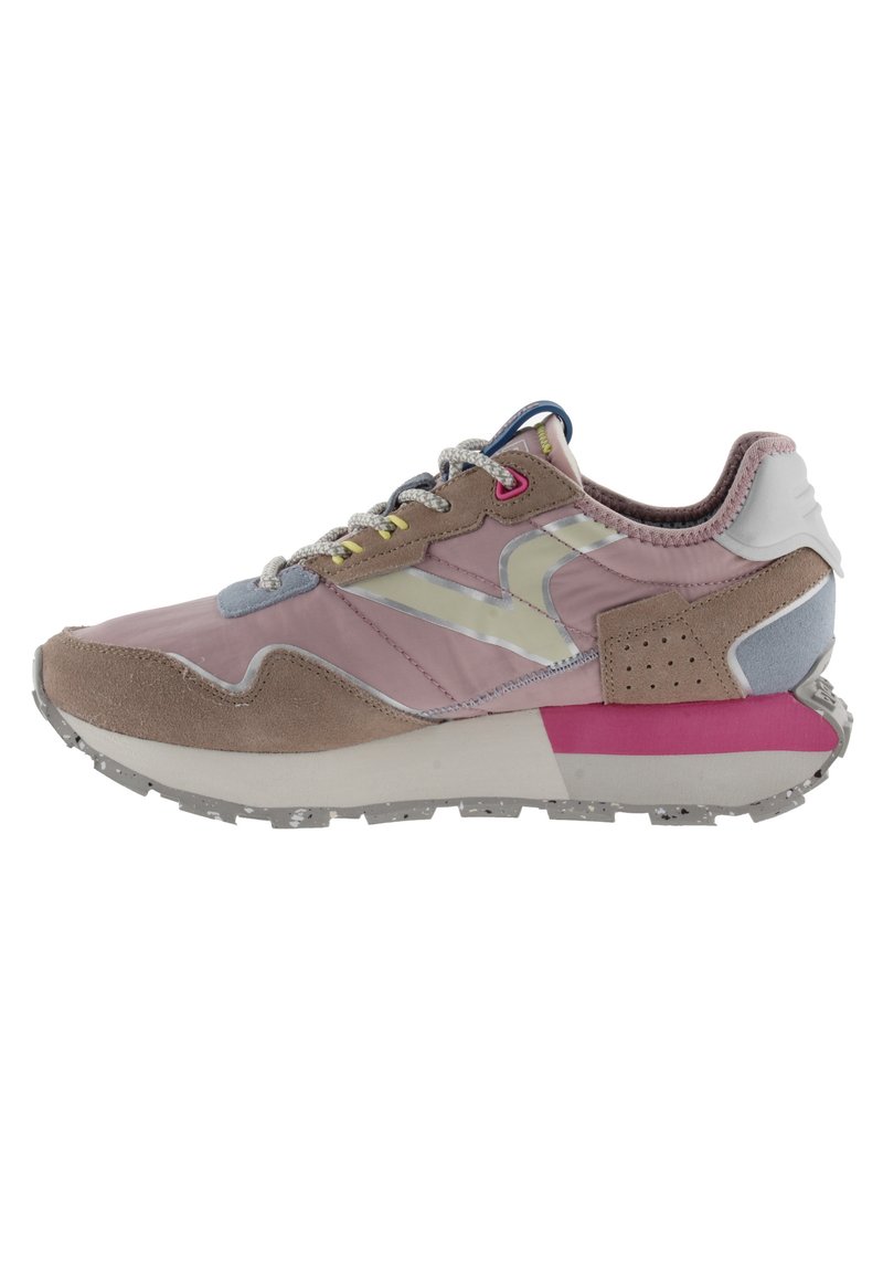 Zapatillas deportivas que combinan materiales en tonos rosa, gris y marrón, con texturas de ante y malla, acentuadas por ojetes coloridos y una suela gruesa.