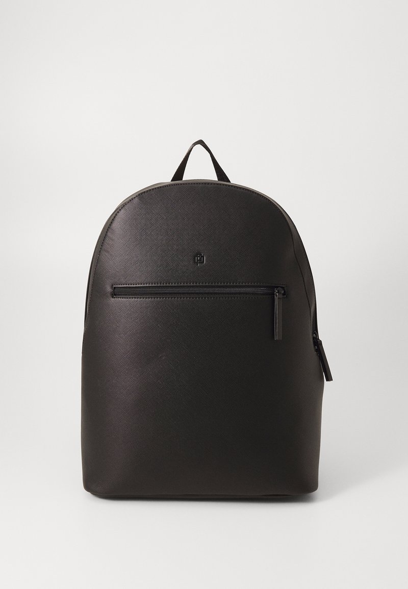 Sac à dos noir à texture avec un dessus arrondi, poche zippée à l'avant et une poignée sur le dessus. Matériau durable et design minimaliste.