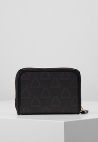 Portofel negru cu fermoar, fabricat din material texturat, având un model repetat și accente din metal auriu. Formă compactă și rectangulară.