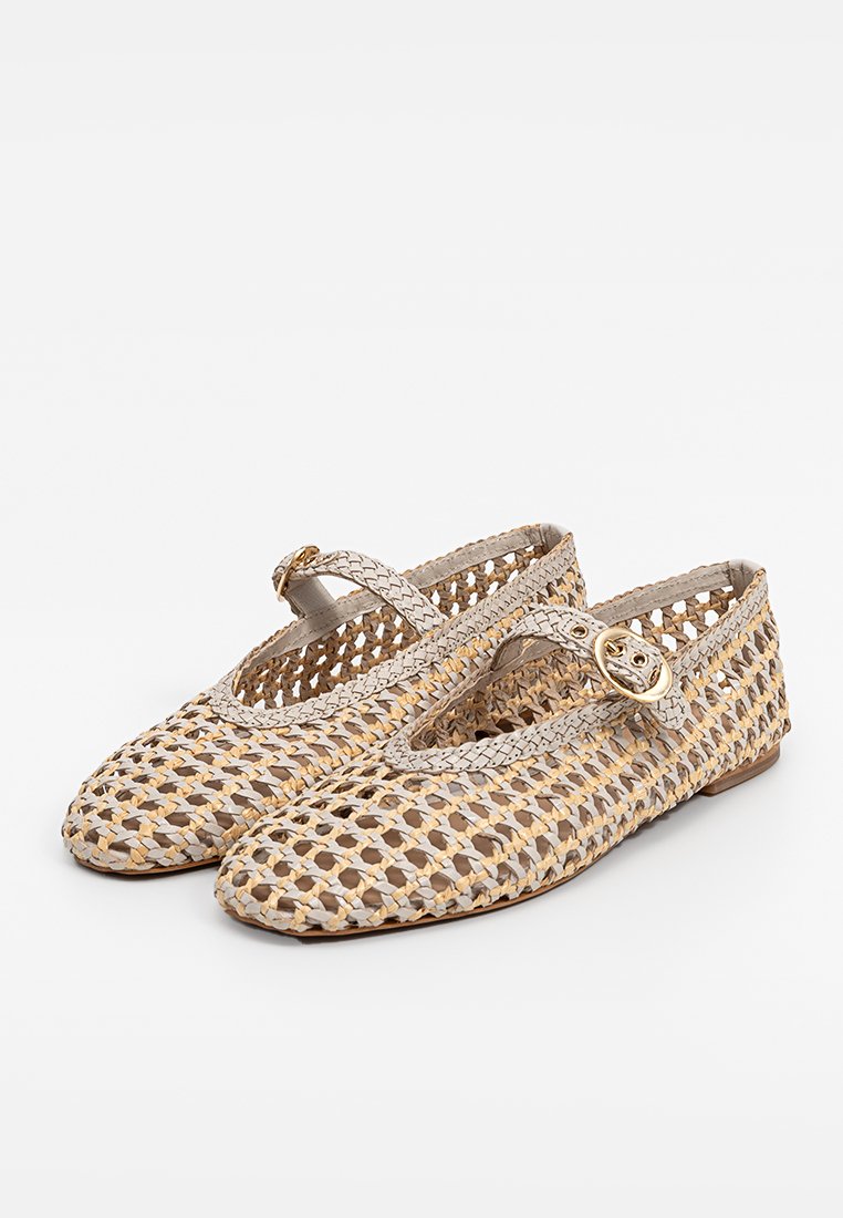 Ballerines tissées beiges avec une lanière de type Mary Jane, présentant un design découpé et une pointe ronde. Accentuée d'une boucle décorative.