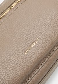 Coccinelle COCCINELLEHYLE - Kézitáska - warm taupe