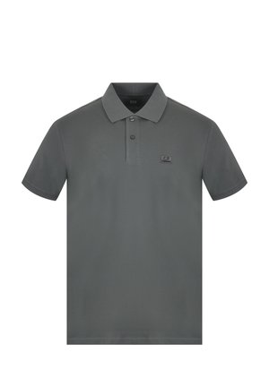 Polo a maniche corte grigio scuro con due bottoni e piccolo logo "C.P. Company" sul petto sinistro.