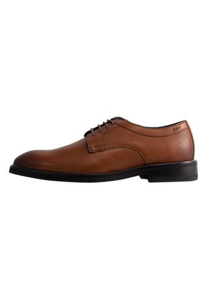 Zapato de vestir de cuero marrón con puntera lisa y panel lateral texturizado, con cordones y suela de goma negra, delineado en un diseño clásico.