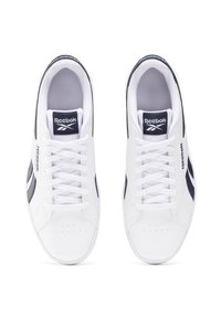 Baskets blanches Reebok avec des accents marine, présentant une tige en cuir lisse, un embout rond, un laçage à l'avant et des détails perforés.