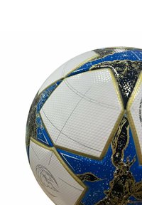 Pallone da calcio con una superficie bianca testurizzata, dettagli blu e finiture dorate. Motivi stellati e disegni artistici sui pannelli.