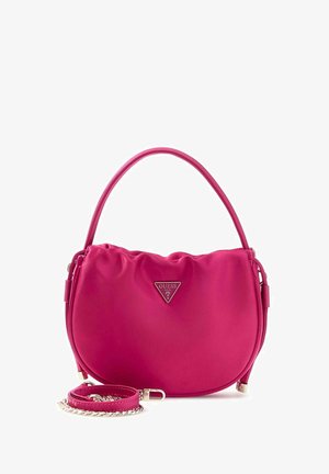 Sac à main synthétique rose vif avec une forme arrondie, un design froncé et un accent logo doré. Comprend une bandoulière amovible.