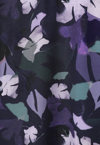 Motif floral abstrait avec des feuilles et des pétales violets, lavande et bleu sarcelle sur un fond sombre, créant un design de tissu superposé.