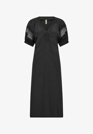 Svart klänning med V-ringning, rynkate detaljer framtill, korta puffärmar med spetsaccent och rak siluett.