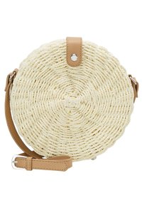 Borsa a tracolla rotonda in paglia intrecciata con tracolla in pelle beige e chiusura a scatto.