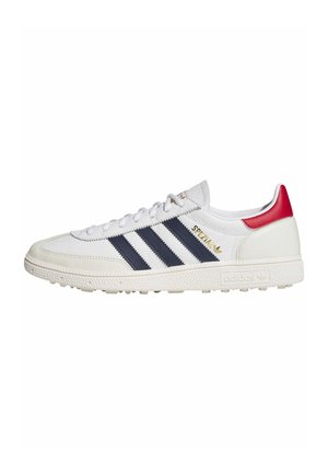 Zapatilla blanca baja de Adidas con franjas negras, detalle rojo en el talón y texto dorado "SPEZIAL" en el lateral.