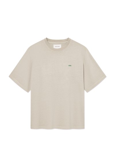 T-shirt beige à manches courtes et col rond, avec un petit logo vert "W.W." sur le côté gauche de la poitrine, devant uni, et coupe standard.