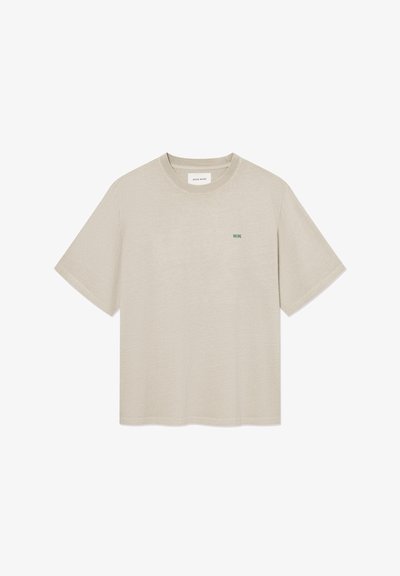 T-shirt beige à manches courtes et col rond, avec un petit logo vert "W.W." sur le côté gauche de la poitrine, devant uni, et coupe standard.