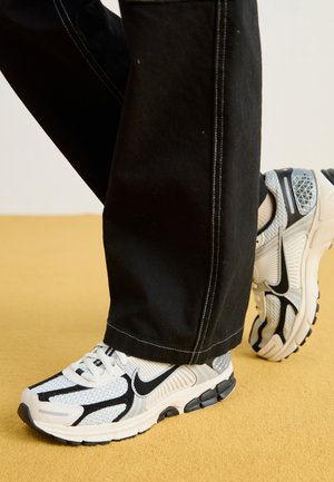 VOMERO - Trainers - photon dust/black phantom/metalic silver/light iron ore/summit white
