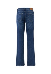 Dżinsy o rozszerzanych nogawkach w ciemnym niebieskim kolorze o gładkiej fakturze, z brązową skórzaną naszywką na pasku i dwoma tylnymi kieszeniami.