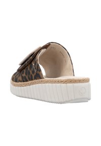 Sandaler i leopardmönster med en vadderad rem, jutedetaljer och en vit gummisula med ribbad textur.