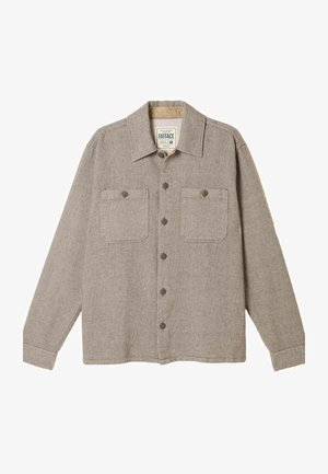 Braunes gemustertes Hemd mit Kragen, langen Ärmeln, zwei Brusttaschen und braunen Knöpfen auf der Vorderseite. Hergestellt aus strukturiertem Material.