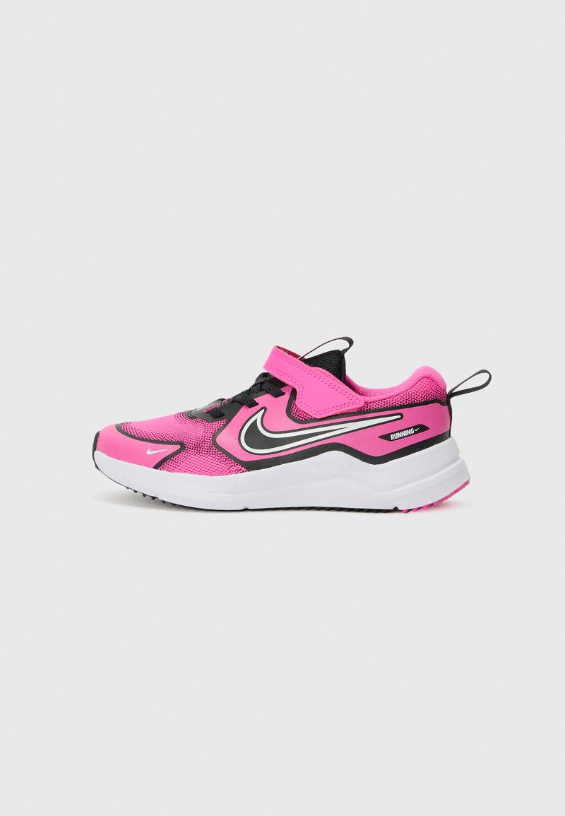 Baskets de sport roses avec une tige en mesh, des accents noirs, une fermeture par sangle et une semelle blanche rembourrée. Présente un logo Nike bien visible.