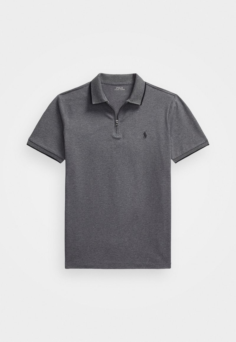 Polo en gris foncé avec un col zippé, ayant un tissu texturé, des manches courtes et un petit logo noir sur la poitrine gauche.