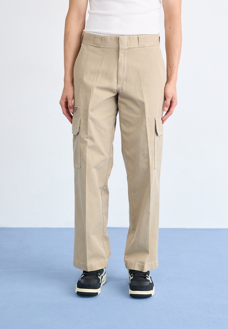 Beige, brede ben cargo bukser med sidelommer, syede detaljer og en sikker talje; lavet af letvægtsstof.