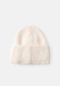 Gorro de malha branco em padrão canelado, com uma bainha dobrada e textura suave para aquecer e proporcionar conforto.