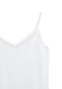 Camisola bianca con delicata merlettatura lungo il collo, spalline sottili e regolabili, e una texture di tessuto liscia e leggera.