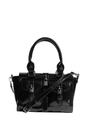 Bolso de cuero negro con dos asas, correa de hombro ajustable, dos bolsillos delanteros y cierres con candado plateado en cada bolsillo y solapa central.