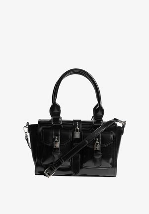 Bolso de cuero negro con dos asas, correa de hombro ajustable, dos bolsillos delanteros y cierres con candado plateado en cada bolsillo y solapa central.
