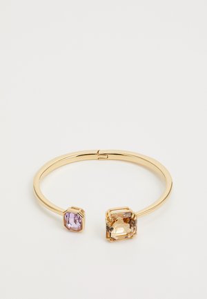 Bracelet en alliage doré avec deux pierres gemmes octogonales, l'une lavande et l'autre ambre, présentant un design élégant, lisse et une finition polie.