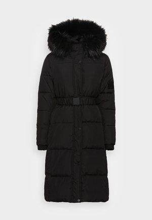 Manteau d'hiver long noir matelassé avec ceinture à la taille, boutons-pression à l'avant et grande capuche bordée de fausse fourrure noire.