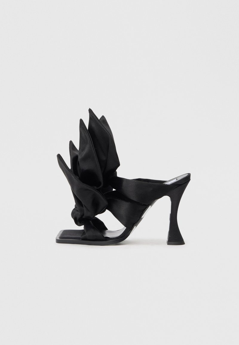 Zwarte satijnen heeled mules met een vierkante neus en een gelaagde ruffle-ontwerp aan de voorkant; heeft een gebeeldhouwde hak en een soepele textuur.