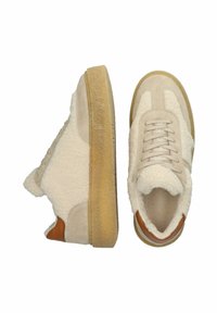Schnürsneaker mit einem beigen Plüsch-Obermaterial und Wildleder-Akzenten, braunem Lederfersenbereich und Gummi-Sohle. Die strukturierten Oberflächen bieten einen Kontrast.