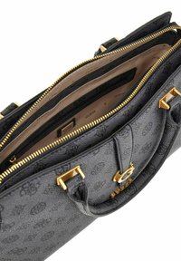Borsa a mano in pelle nera con texture, hardware dorato, chiusura con zip e molteplici scomparti interni. Dettaglio del logo sul fronte.