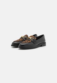 Czarne skórzane loafersy z przodem z materiału w lamparcie cętki, złotymi akcentami oraz textured czarną podeszwą.