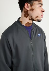 Nike Sportswear CLUB BOMBER - Bluză de trening - anthracite