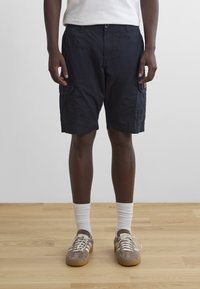 Marine cargoshorts met meerdere zakken, lichtgewicht stof, normale pasvorm, met een knoopsluiting en gestikte details.
