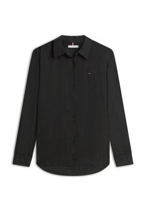 Chemise noire à manches longues avec col, petit logo rouge, blanc et bleu sur la poitrine gauche, et ourlet incurvé en bas.