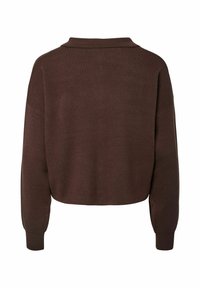 Brązowy, dziergany sweter z kołnierzem polo, krótki fason, opuszczone ramiona i ściągacze na rękawach. Gładka faktura z minimalną ilością detali.