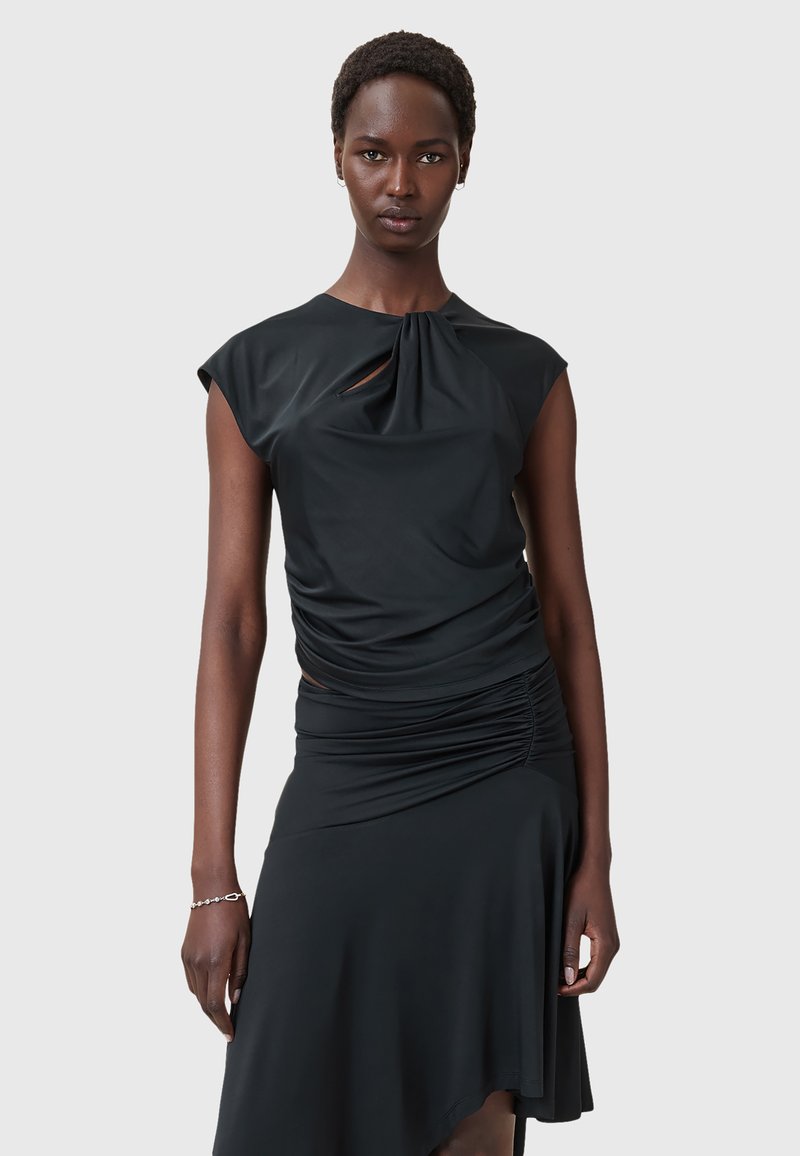 Schwarzes Kleid aus glattem Stoff mit einer Drehung am Ausschnitt und gerafften Seiten, mit einem fließenden asymmetrischen Saum.