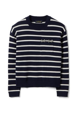 Suéter a rayas horizontales en azul marino y blanco, con cuello redondo, mangas largas, bolsillo en el pecho y adornos decorativos plateados encima del bolsillo.