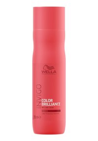 Roze plastic shampoofles met een ronde vorm, gelabeld "Wella Professionals" en "Color Brilliance," met een inhoud van 250 ml, ontworpen voor dik haar.