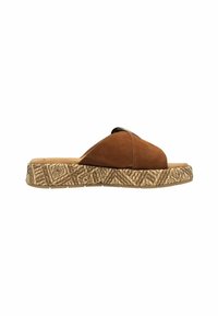Bruine suède slide sandaal met kruisende banden, voorzien van een gestreepte geweven zool in beige en bruine tinten. Vlak en open teen ontwerp.