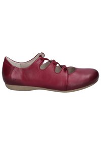 Chaussure plate en cuir rouge avec bout rond, trois sections découpées lacées sur le dessus du pied et semelle beige.